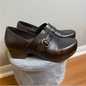 Dansko Tamara brown leather comfort small heel clogs size 40.